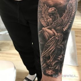 Tatuaż Między życiem a śmiercią na przedramieniu motyw: czaszki styl: realistyczne