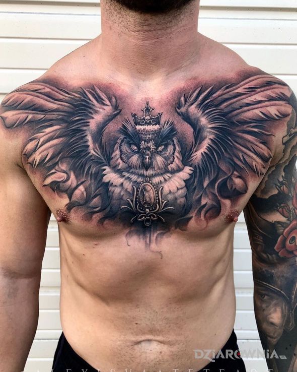 Tatuaż przepiękna sowa w motywie skrzydła i stylu realistyczne na klatce