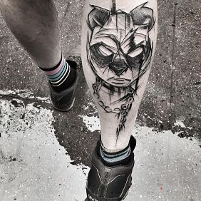 Tatuaż Groźna panda na łydce motyw: zwierzęta styl: szkic