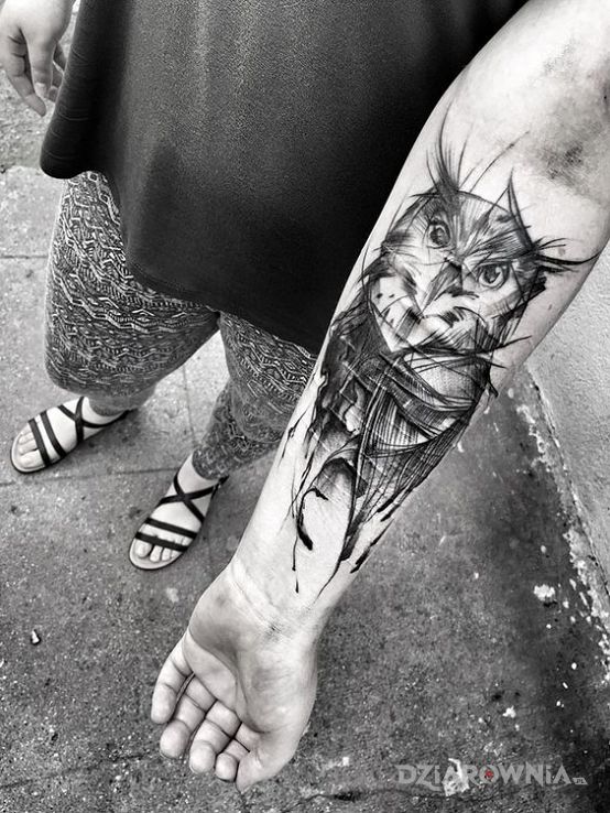 Tatuaż sowa ze szkicownika w motywie czarno-szare i stylu szkic na przedramieniu