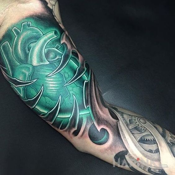 Tattoo Turkusowe serce in anatomical motif and organic style on the upper arm