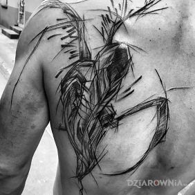 Tatuaż Kostucha na łopatkach motyw: czarno-szare styl: szkic