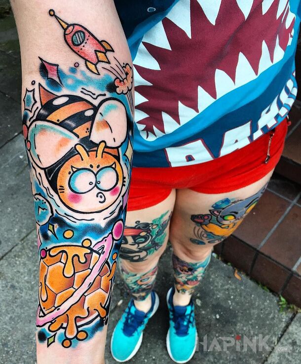 Tattoo Pszczola in colorful motif and graffiti style on the forearm