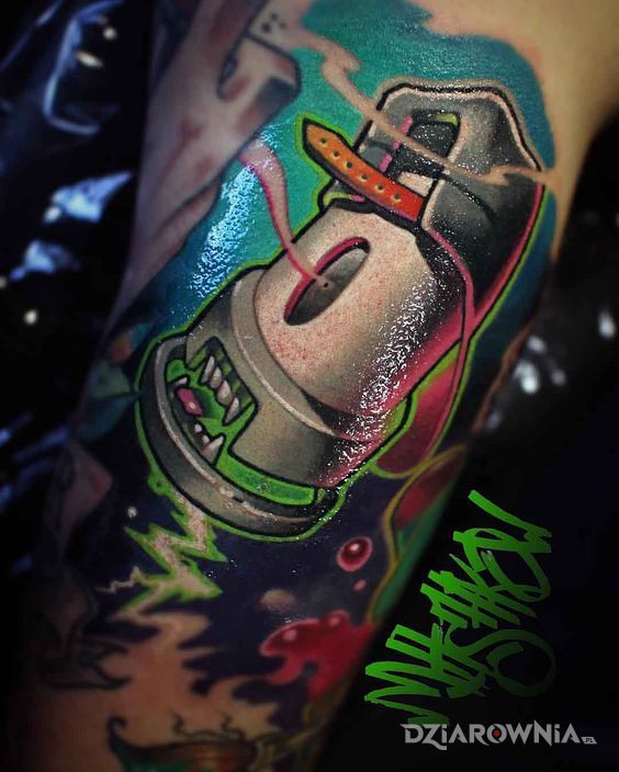 Tatuaż spray w czapce w motywie przedmioty i stylu graffiti na ramieniu