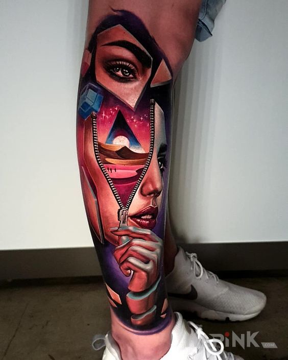 Tattoo Twarz na suwak in faces motif and surrealistic style on the tibia