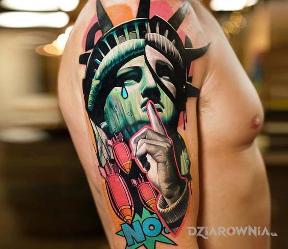 Tatuaż statua wolnosci w motywie kolorowe i stylu surrealistyczne na ramieniu