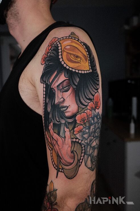 Tattoo Sztylet w dłoni in colorful motif and neo-traditional style on the upper arm