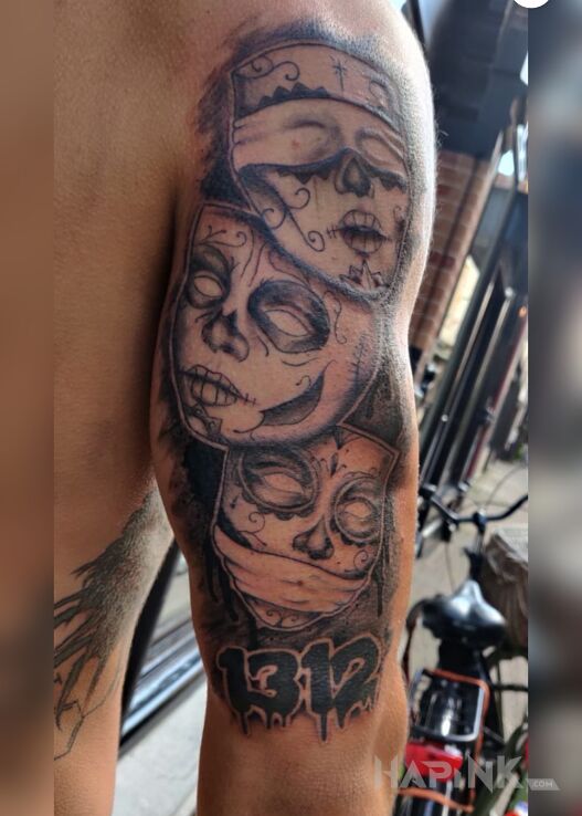 Tattoo Ręka in faces motif and graphic / illustrative style on the upper arm