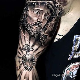 Tatuaż Jezus na ramieniu motyw: religijne styl: realistyczne