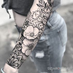 Tatuaż Kwiaty + mandala na przedramieniu motyw: mandale styl: graficzne / ilustracyjne