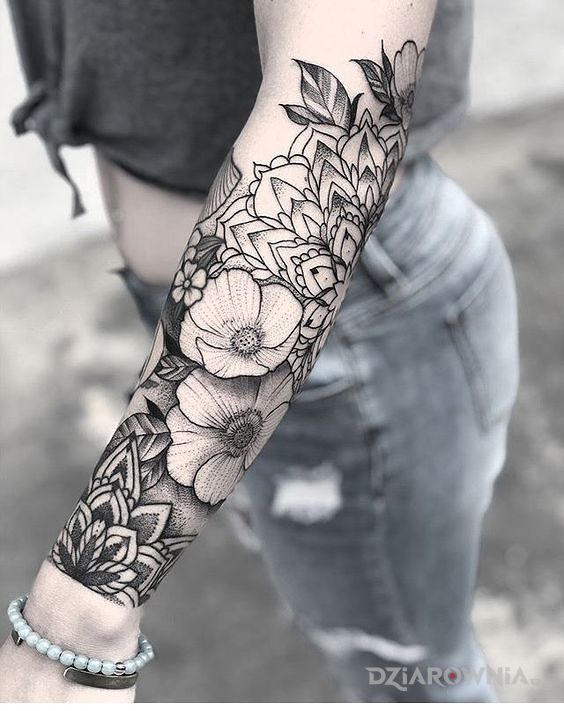 Tatuaż kwiaty  mandala w motywie czarno-szare i stylu dotwork na przedramieniu