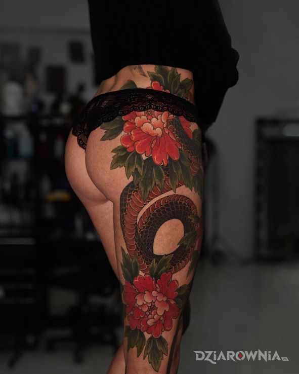 Tatuaż piwonie z wężem w motywie zwierzęta i stylu realistyczne na nodze