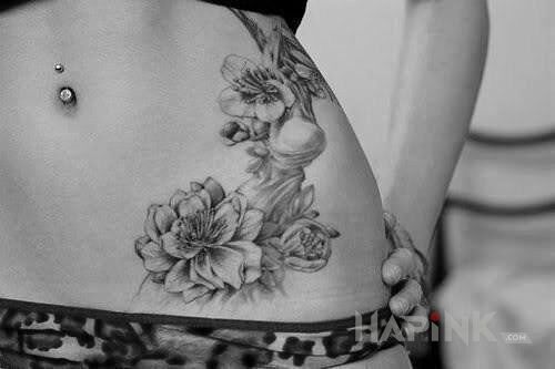 Tattoo Kwiaty na brzuchu in sexy motif on the stomach