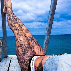 Tattoo Knitted feet on the knee motif: lettering style: graphic / illustrative