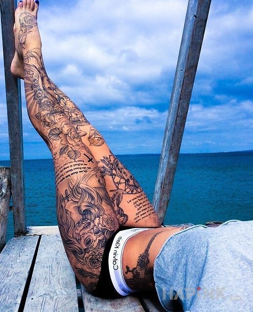 Tattoo Wydziarane nóżki in flowers motif and graphic / illustrative style on the tibia