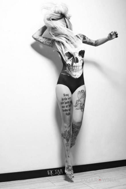 Tatuaż nogi i ręce w tatuażach w motywie seksowne na przedramieniu