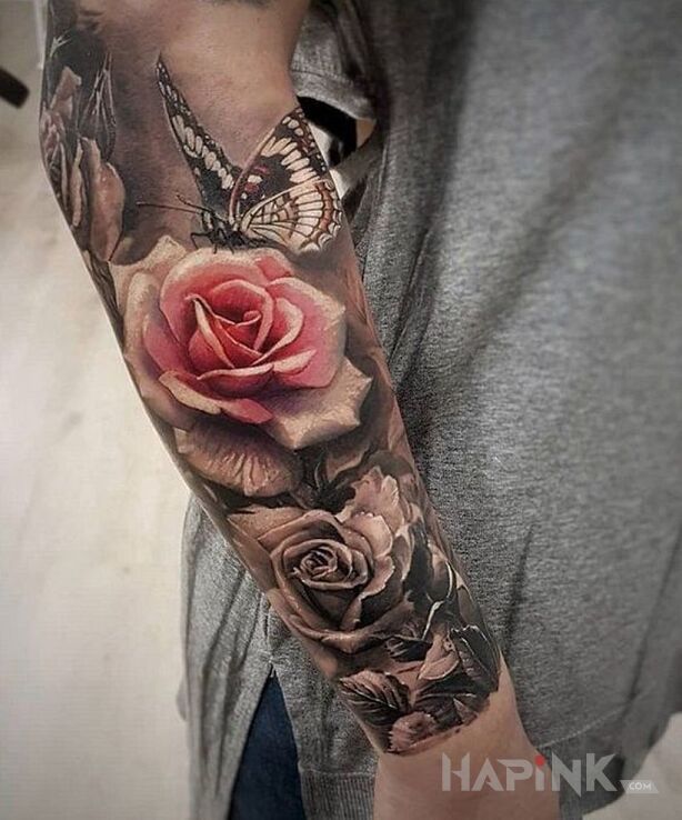 Tattoo Motyl lądujący na róży in flowers motif and realistic style on the forearm