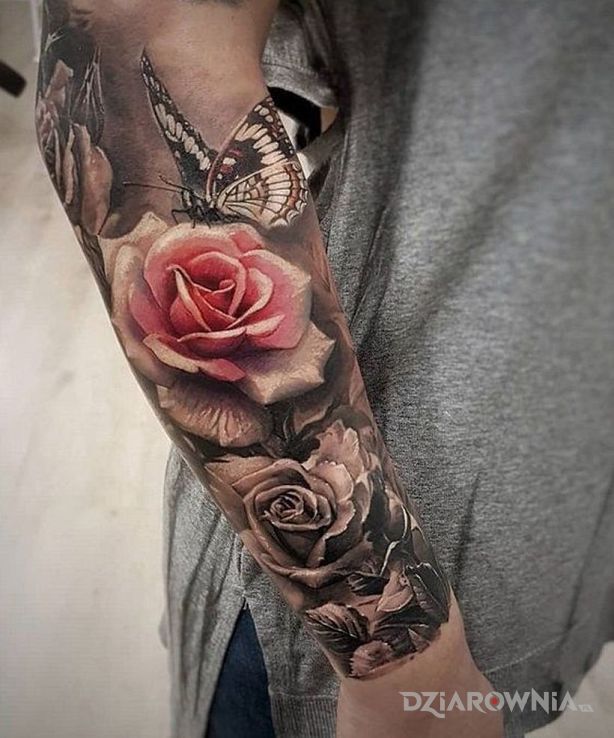 Tatuaż motyl lądujący na róży w motywie czarno-szare i stylu realistyczne na przedramieniu
