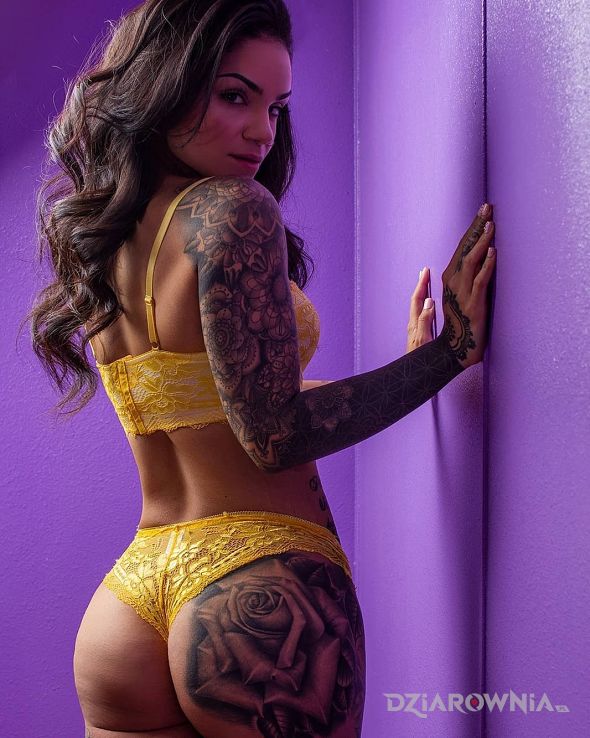 Tatuaż latina girl w motywie czarno-szare i stylu realistyczne na przedramieniu