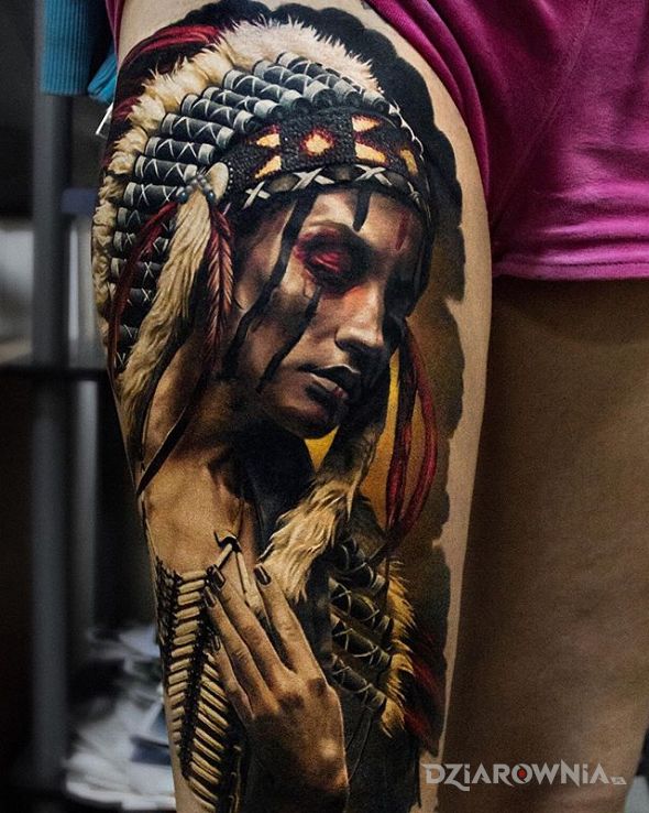 Tatuaż oszałamiająca indianka w motywie kolorowe i stylu realistyczne na nodze