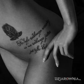 Tatuaż Kwiat obok napisu na brzuchu motyw: kwiaty