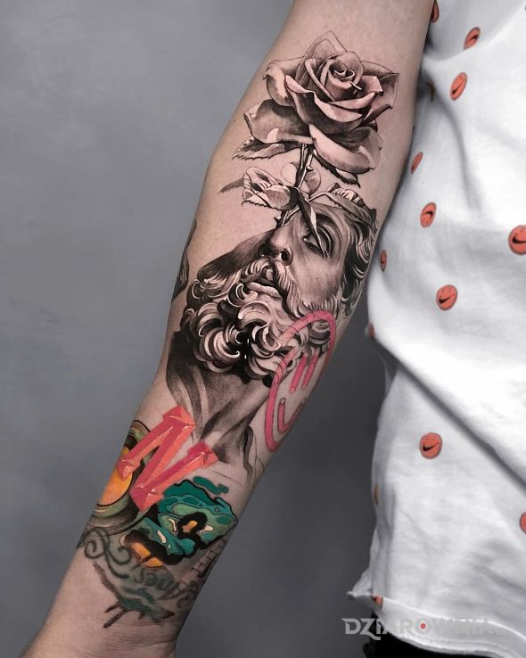 Tatuaż zamiast głowy róża w motywie 3D i stylu surrealistyczne na przedramieniu