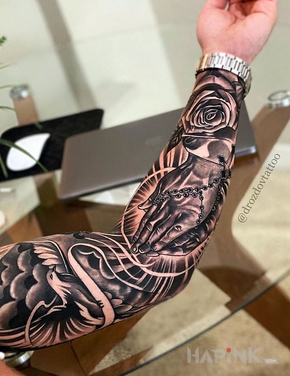 Tattoo Modlitwa in religious motif and graphic / illustrative style on the upper arm