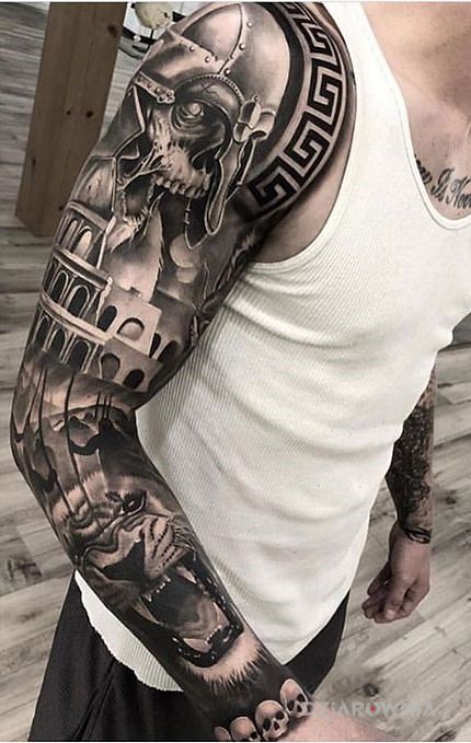 Tatuaż martwy gladiator w motywie mroczne i stylu realistyczne na ramieniu
