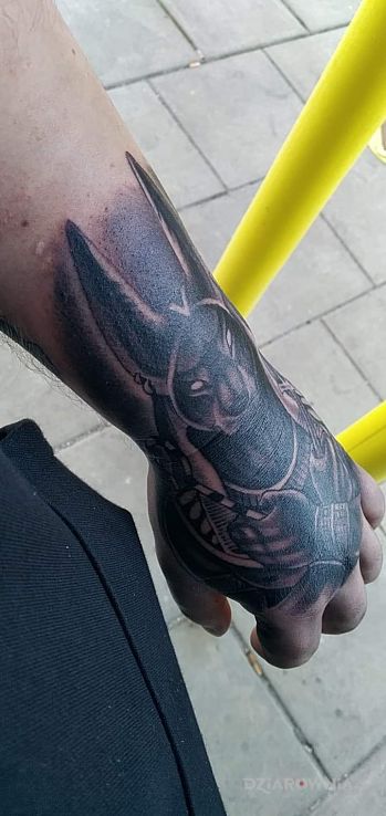 Tatuaż egipt w motywie czarno-szare i stylu graficzne / ilustracyjne na dłoni
