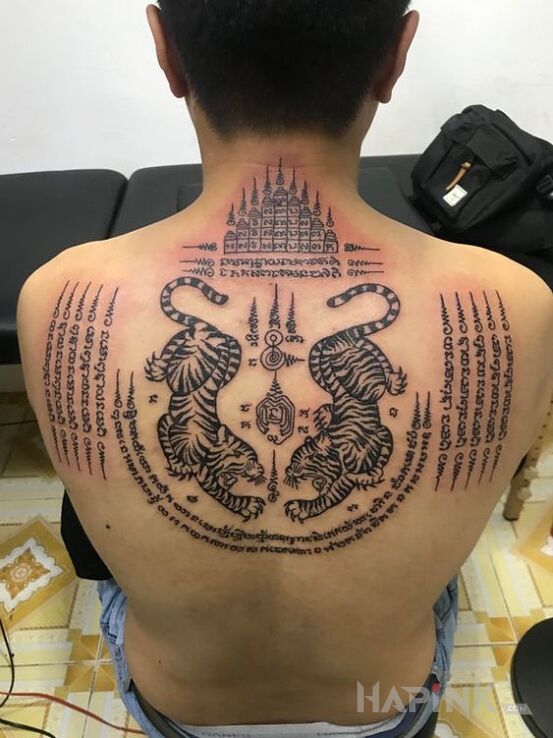 Tattoo Tajskie tatuaże in lettering motif and graphic / illustrative style on the back