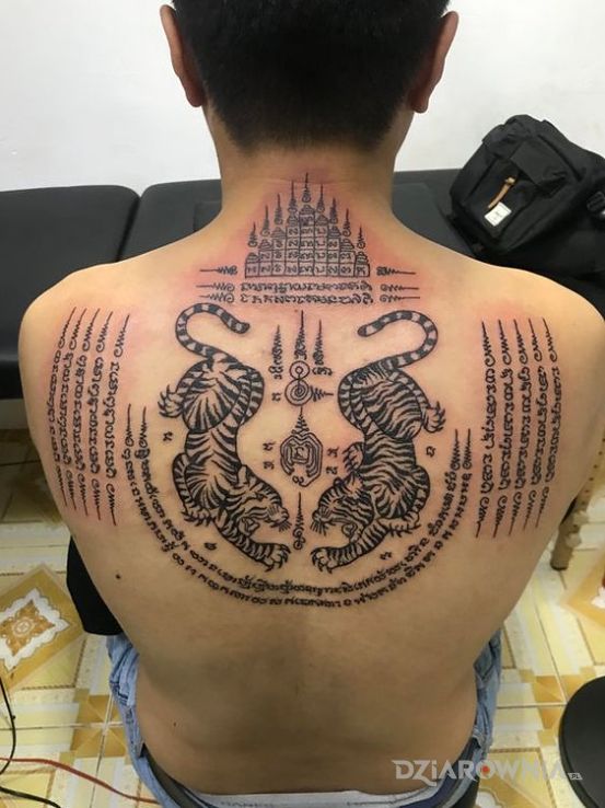 Tatuaż tajskie tatuaże w motywie czarno-szare i stylu graficzne / ilustracyjne na łopatkach