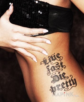 Tattoo Jedna z lepszych czcionek in sexy motif on the ribs