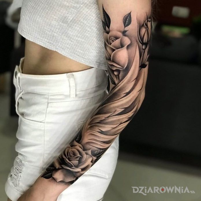 Tatuaż skrzydło między różami w motywie czarno-szare i stylu realistyczne na przedramieniu