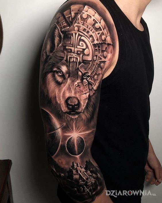Tatuaż aztecki wilk w motywie czarno-szare i stylu realistyczne na ramieniu