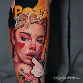 Tatuaż Mieszanka styli na łydce motyw: twarze styl: surrealistyczne
