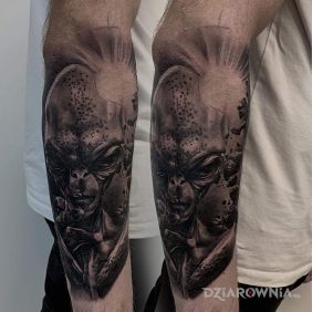 Tatuaż Alien na przedramieniu motyw: czarno-szare styl: realistyczne