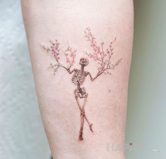 Tattoo Szkielet z kwiatami in flowers motif and graphic / illustrative style on the forearm