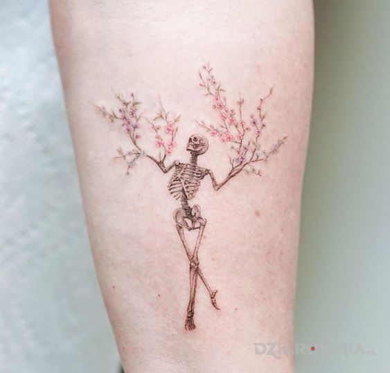 Tatuaż szkielet z kwiatami w motywie kwiaty i stylu graficzne / ilustracyjne na przedramieniu