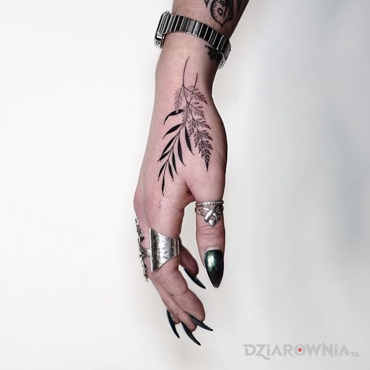 Tatuaż dwie gałązki w motywie czarno-szare i stylu realistyczne na dłoni