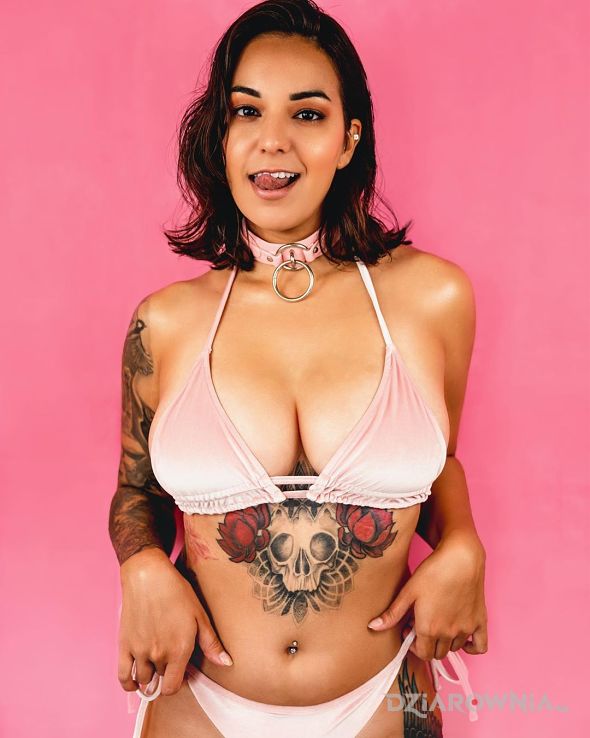 Tatuaż na różowym tle w motywie seksowne i stylu graficzne / ilustracyjne na brzuchu