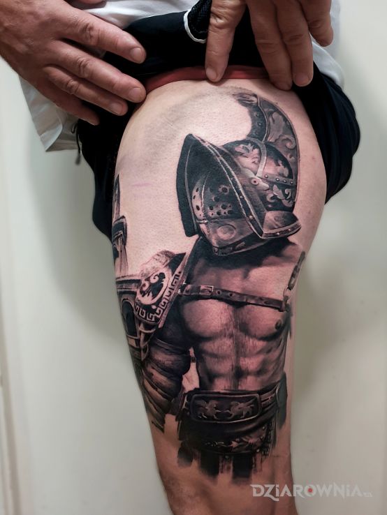 Tatuaż gladiator w motywie 3D i stylu realistyczne na nodze