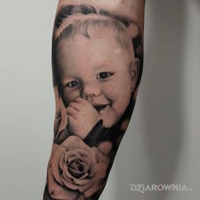 Tatuaż Portret dziecka na przedramieniu motyw: czarno-szare styl: realistyczne