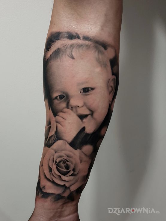Tatuaż portret dziecka w motywie kwiaty i stylu realistyczne na przedramieniu