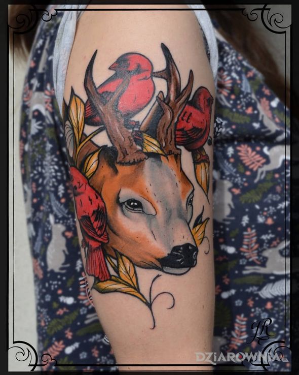 Tatuaż jelonek w motywie kolorowe i stylu neotradycyjne na ramieniu