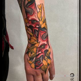 Tatuaż Hannya na przedramieniu motyw: kwiaty styl: japońskie / irezumi