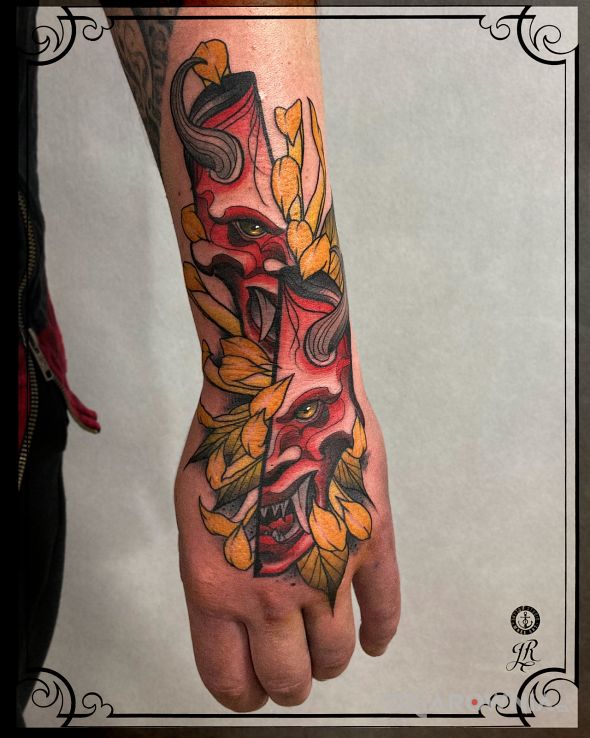 Tatuaż hannya w motywie kwiaty i stylu japońskie / irezumi na przedramieniu
