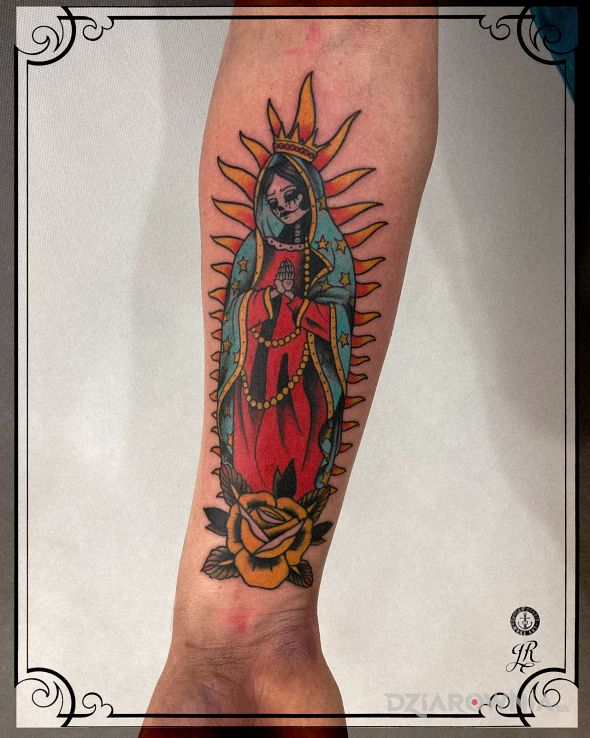 Tatuaż santa muerte w motywie religijne i stylu oldschool na przedramieniu