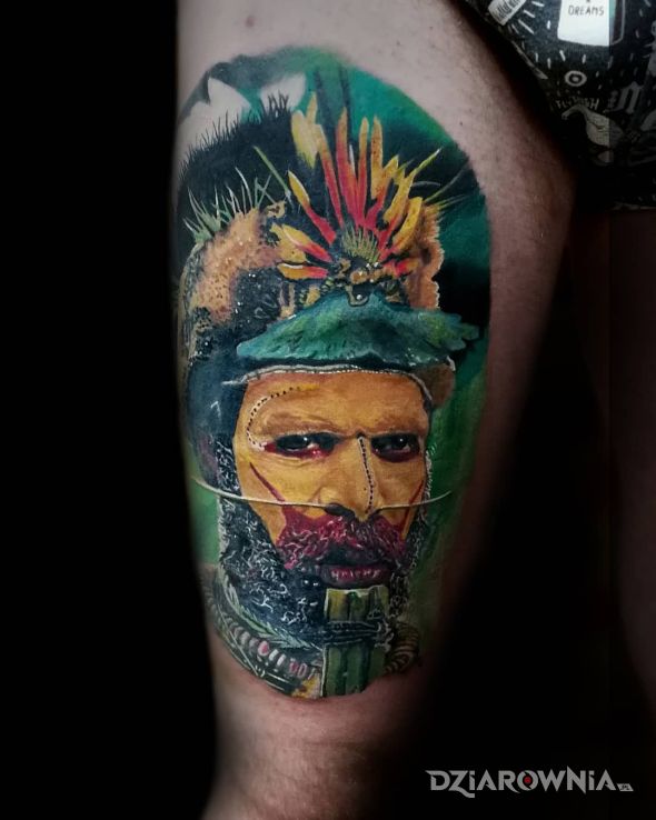 Tatuaż portret mężczyzny w motywie kolorowe i stylu realistyczne na nodze