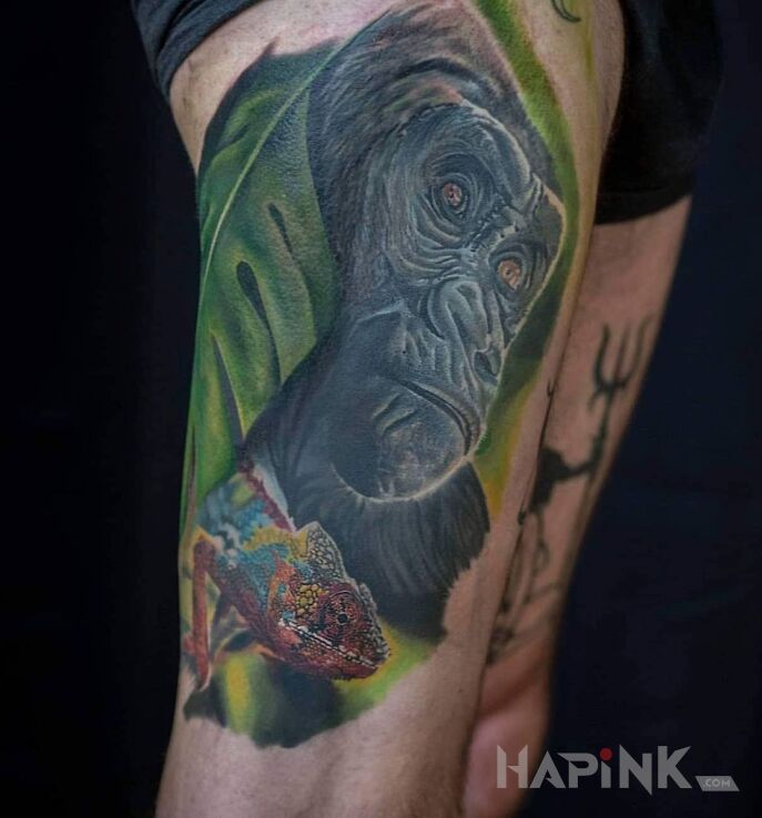 Tattoo Zwierzyniec in animals motif and realistic style on the leg