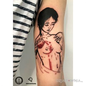 Tatuaż Kobieta i wino na ramieniu motyw: twarze styl: graficzne / ilustracyjne